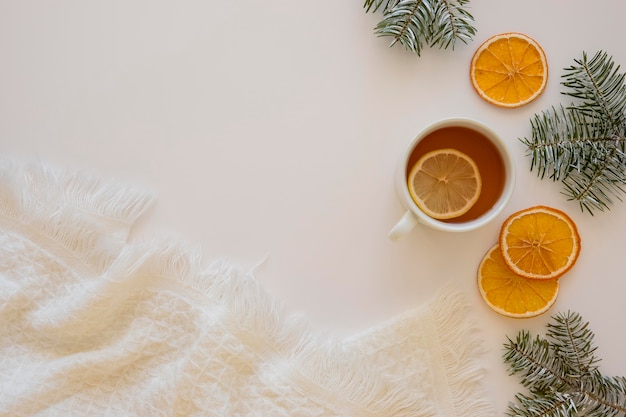 Foto gratuita delicioso té caliente con rodajas de limón.