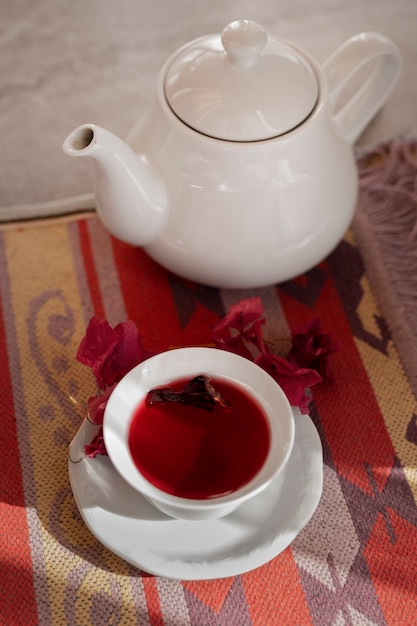 Foto gratuita delicioso té de hibisco de alto ángulo en la mesa