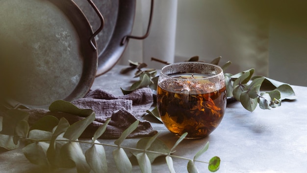 Delicioso té de hierbas caliente con plantas.