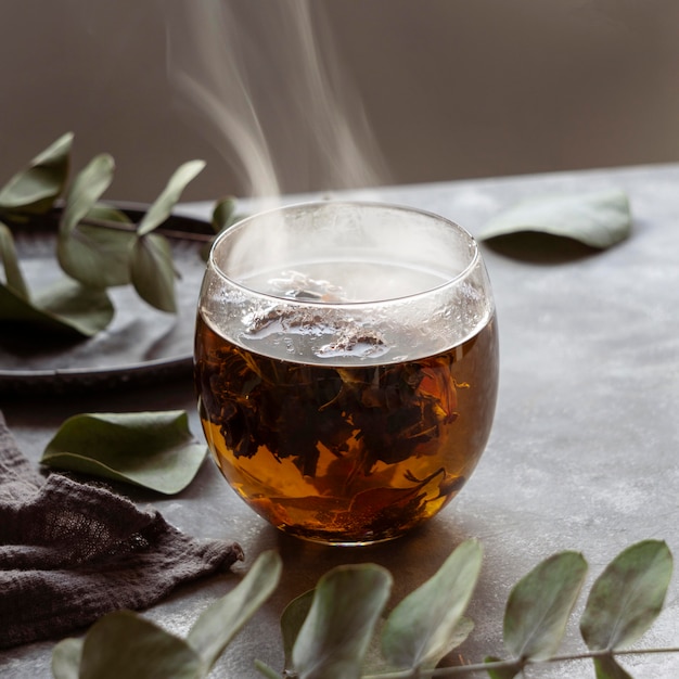 Foto gratuita delicioso té de hierbas caliente