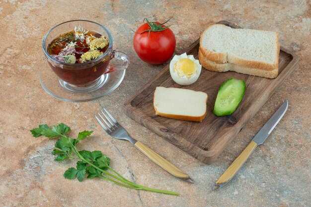 Delicioso té de manzanilla con tomate y pan.