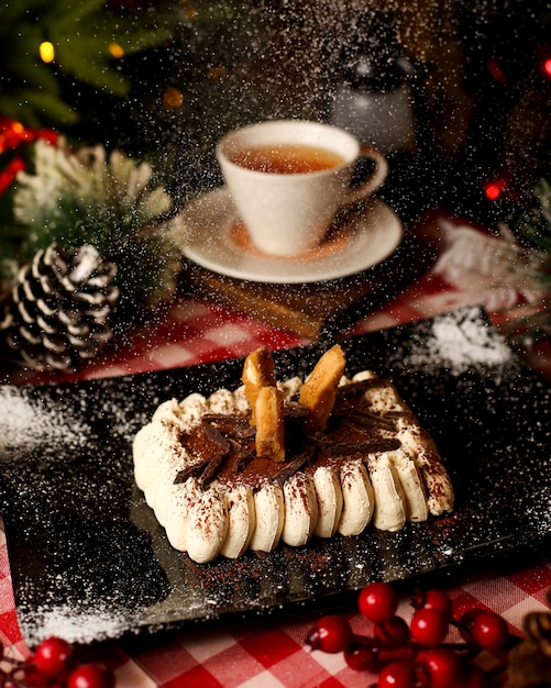 Delicioso tiramisú espolvoreado con cacao y chocolate.