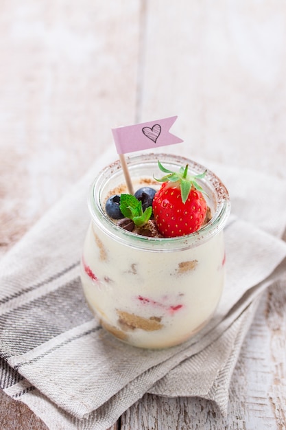 Delicioso tiramisú con fruta decorativa