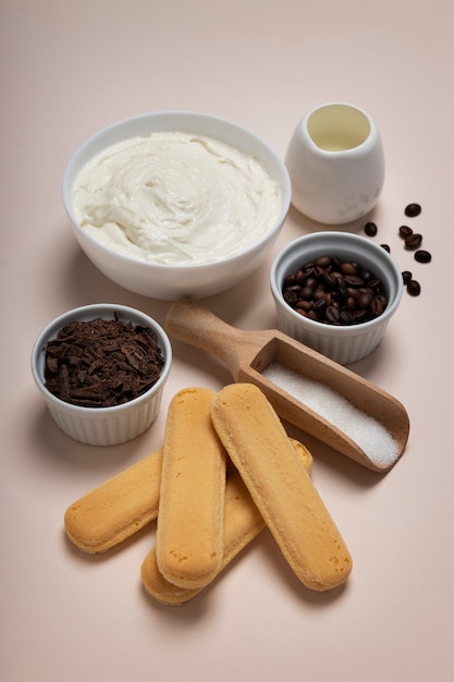 Delicioso tiramisú ingredientes alto ángulo