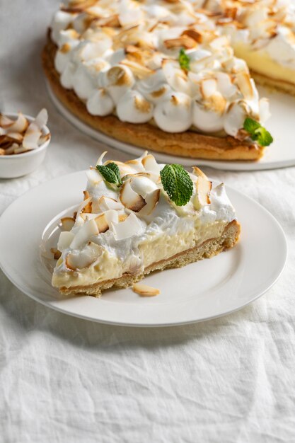 Delicioso trozo de tarta en ángulo alto de placa