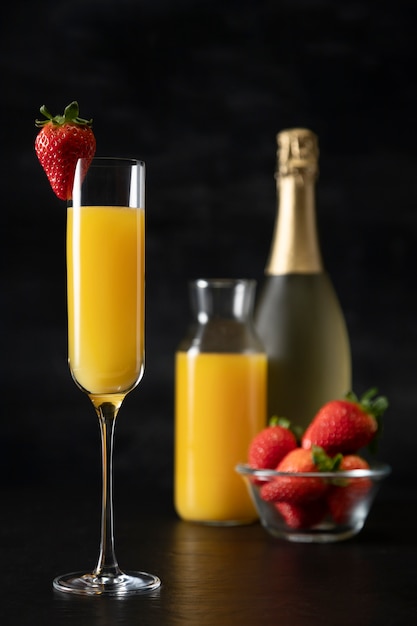 Delicioso vaso alto de mimosa con fresa