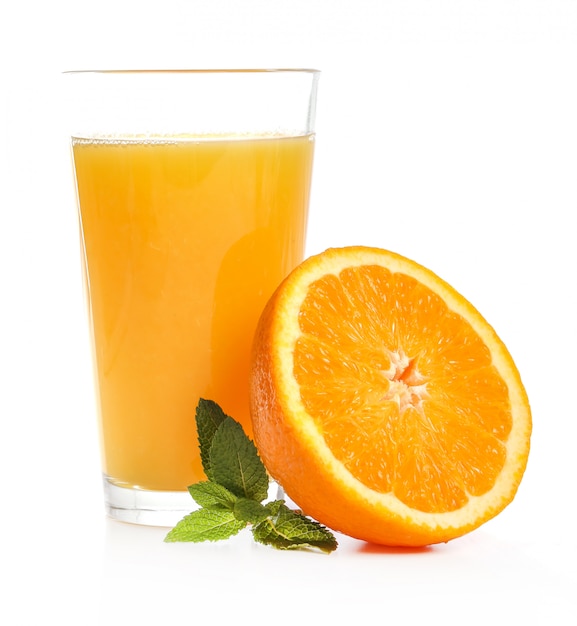 Delicioso vaso de jugo de naranja