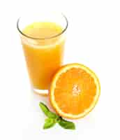 Foto gratuita delicioso vaso de jugo de naranja