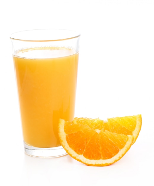 Delicioso vaso de jugo de naranja