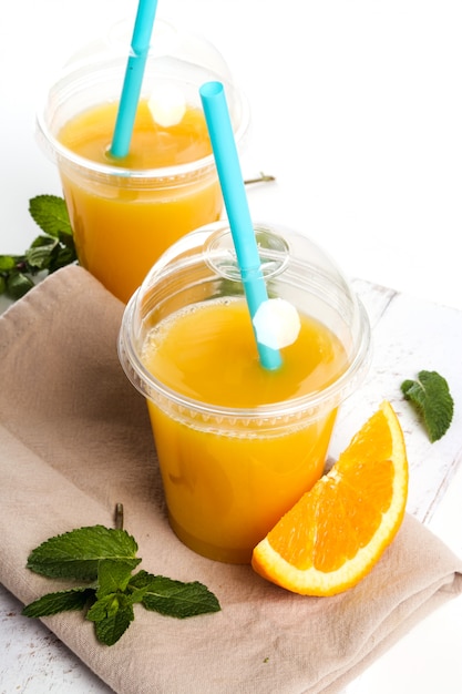 Delicioso vaso de jugo de naranja