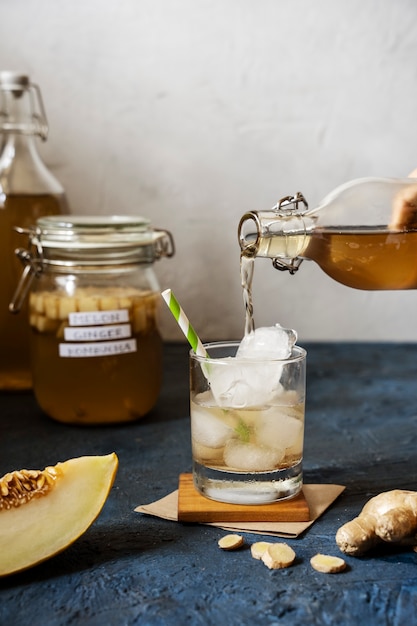 Foto gratuita delicioso vaso de kombucha de melón