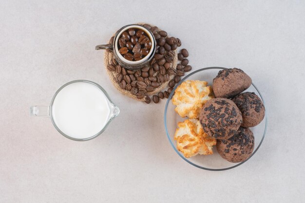 Delicioso vaso de leche fresca con galletas y velas. Foto de alta calidad