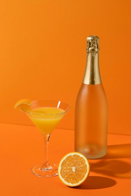 Delicioso vaso de mimosa con rodaja de naranja