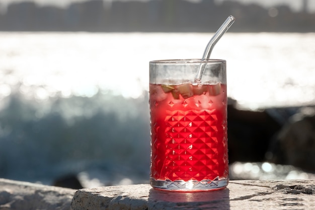 Foto gratuita delicioso vaso de sangría a la orilla del mar