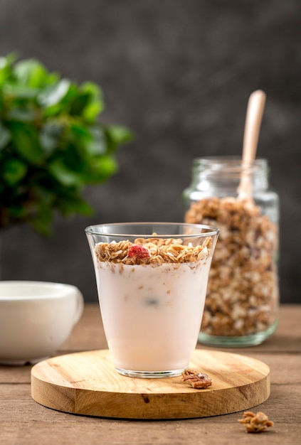 Delicioso vaso de yogurt con granola