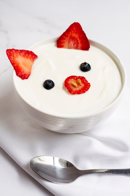Delicioso yogur de alto ángulo con fresas.