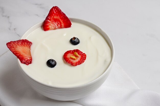 Delicioso yogur de alto ángulo con frutas