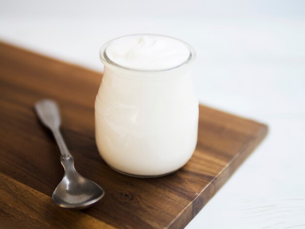 Delicioso yogur natural en su recipiente