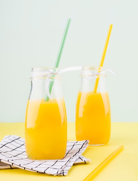 Delicioso zumo de naranja casero sobre la mesa