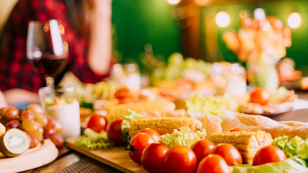 Deliciosos aperitivos con fondo borroso