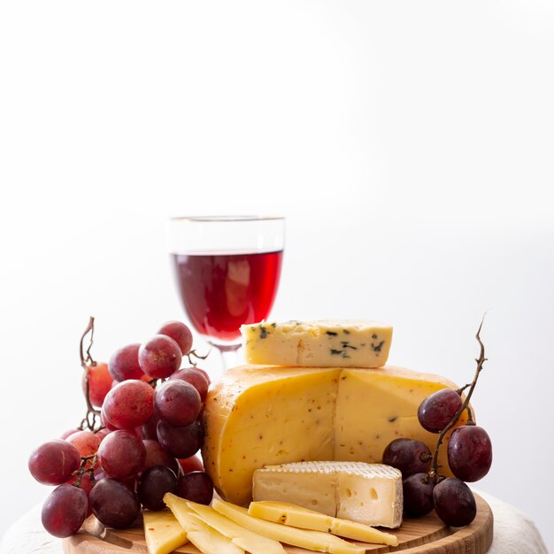 Deliciosos aperitivos en una tabla de madera