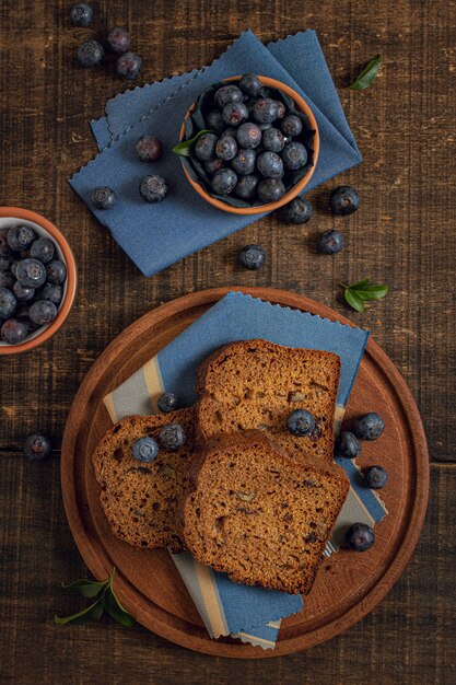 Deliciosos arándanos con rebanadas de pastel.