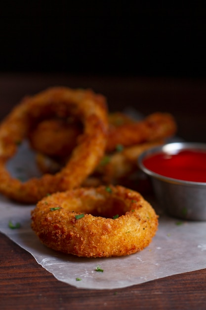 Deliciosos aros de cebolla con salsa