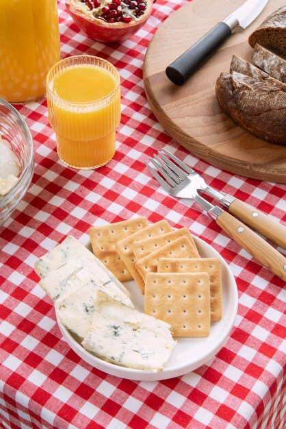 Foto gratuita deliciosos bocadillos y jugos de alto ángulo.