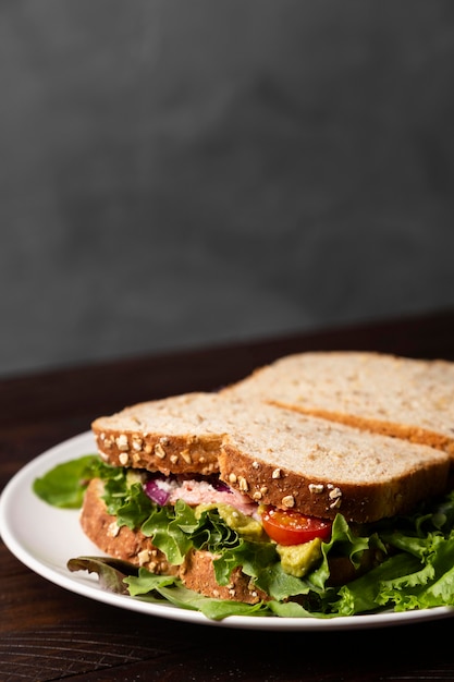 Deliciosos bocadillos con lechuga de alto ángulo