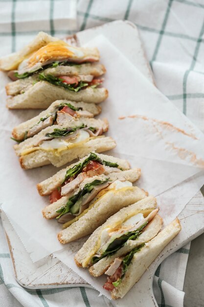 Deliciosos bocadillos con pan blanco