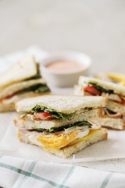 Deliciosos bocadillos con pan blanco