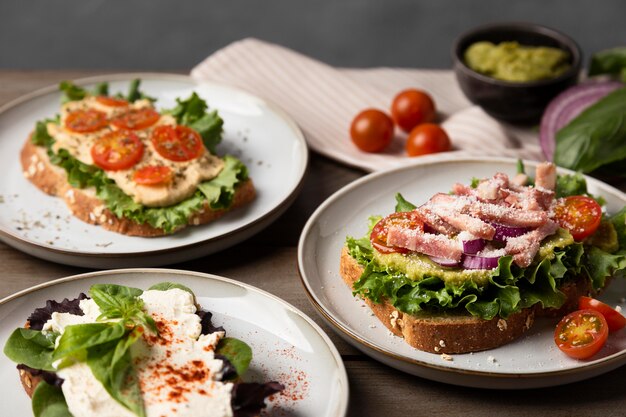 Deliciosos bocadillos en platos de alto ángulo