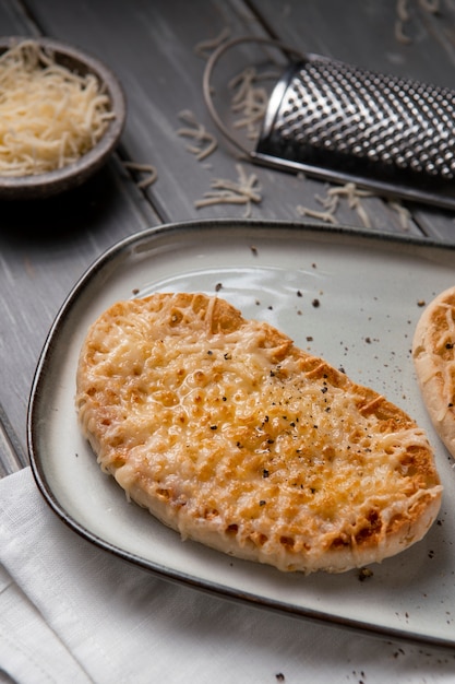 Foto gratuita deliciosos bocadillos de queso derretido