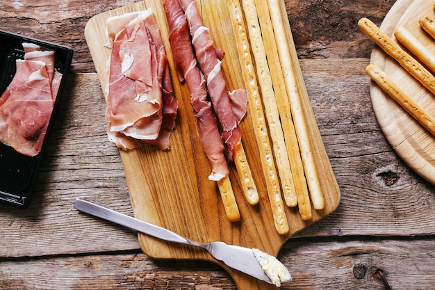 Deliciosos bocadillos en tablero de madera