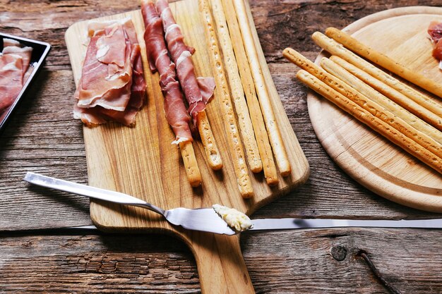 Deliciosos bocadillos en tablero de madera