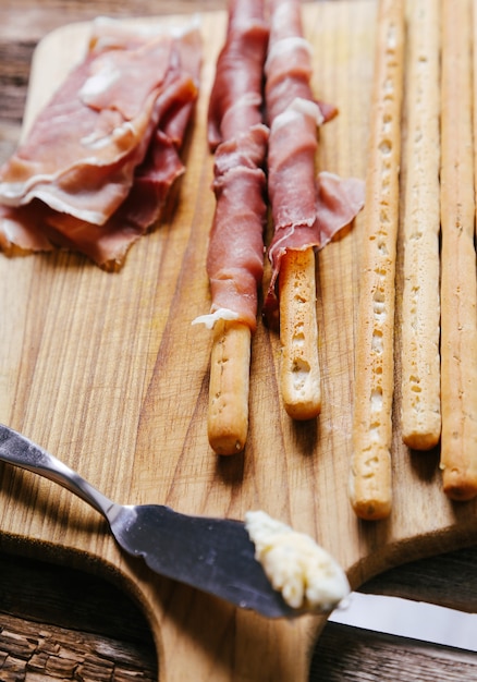 Deliciosos bocadillos en tablero de madera