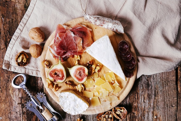 Deliciosos bocadillos en tablero de madera