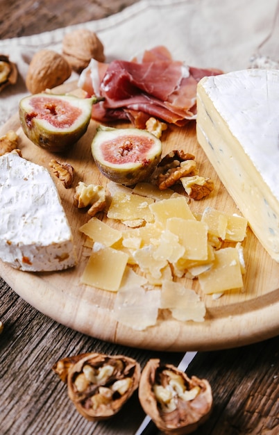 Deliciosos bocadillos en tablero de madera