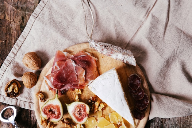 Foto gratuita deliciosos bocadillos en tablero de madera