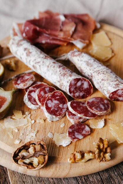 Deliciosos bocadillos en tablero de madera