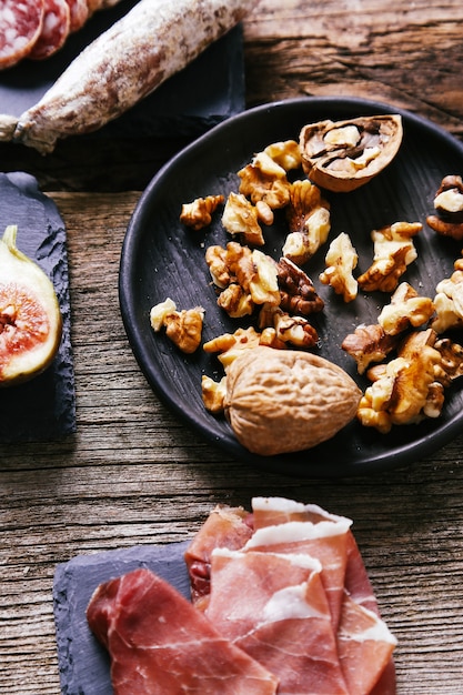 Deliciosos bocadillos en tablero de madera