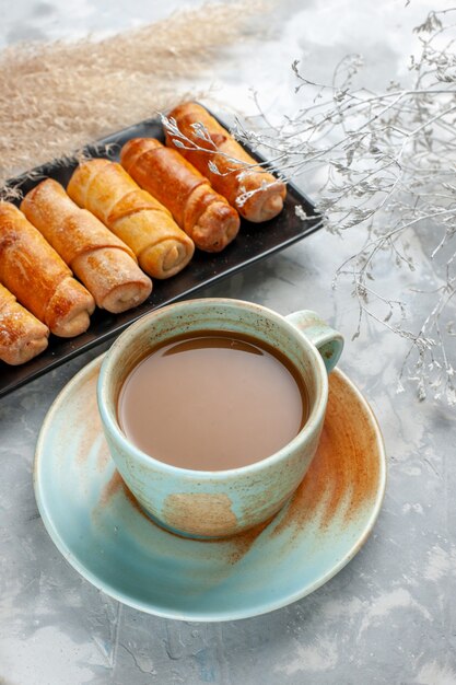 deliciosos brazaletes horneados dentro de un molde negro con café con leche en gris, pastelería hornear pastel de galletas dulce