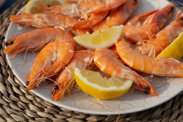 Deliciosos camarones y limones de alto ángulo.