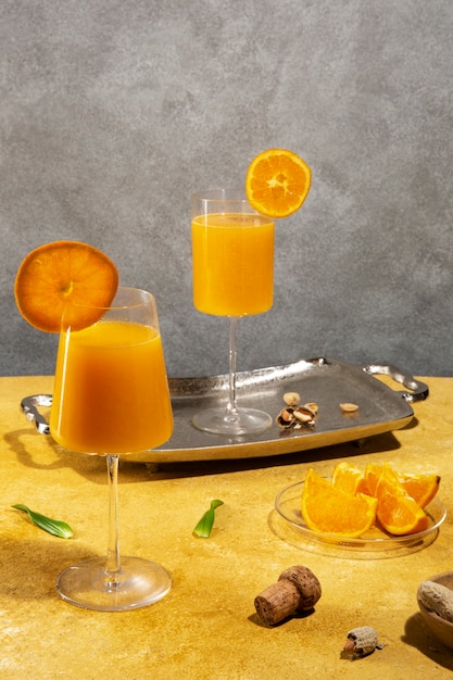 Foto gratuita deliciosos cócteles de daiquiri con naranja