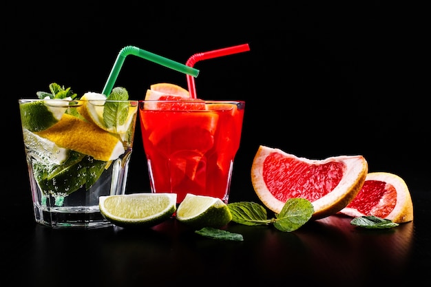 Deliciosos cócteles de mojito, ron y cola, naranja sanguina y vodka con fruta