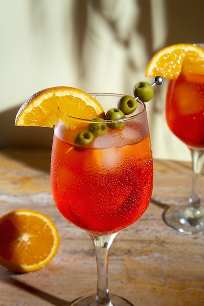 Deliciosos cócteles de negroni con aceitunas de alto ángulo