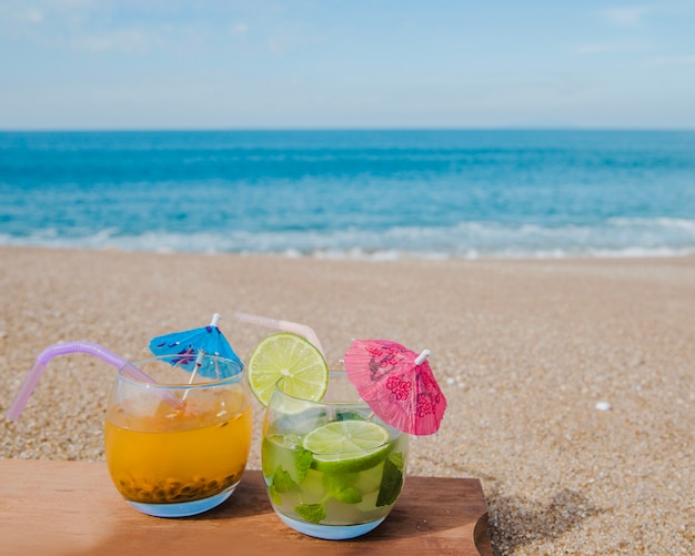 Deliciosos cócteles servidos en la playa