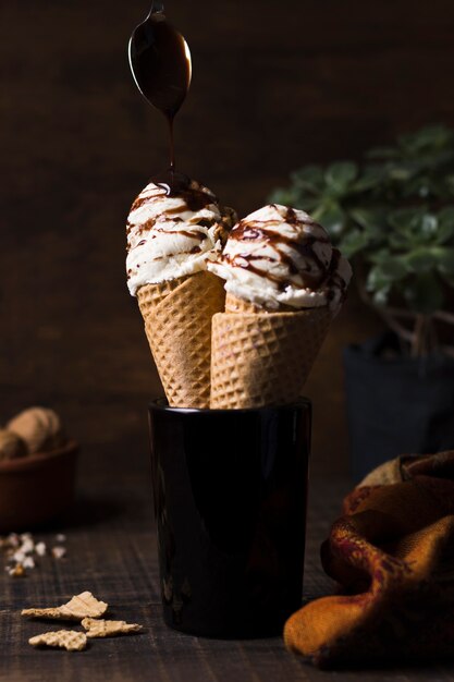 Deliciosos conos de helado con cobertura de caramelo