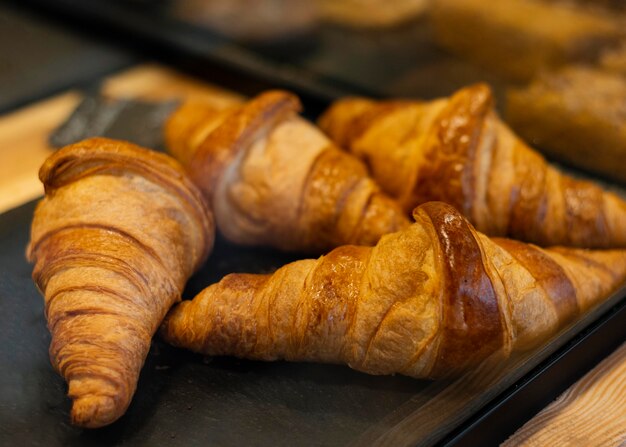 Deliciosos croissants de alto ángulo en bandeja