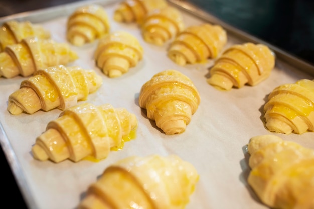 Foto gratuita deliciosos croissants de alto ángulo